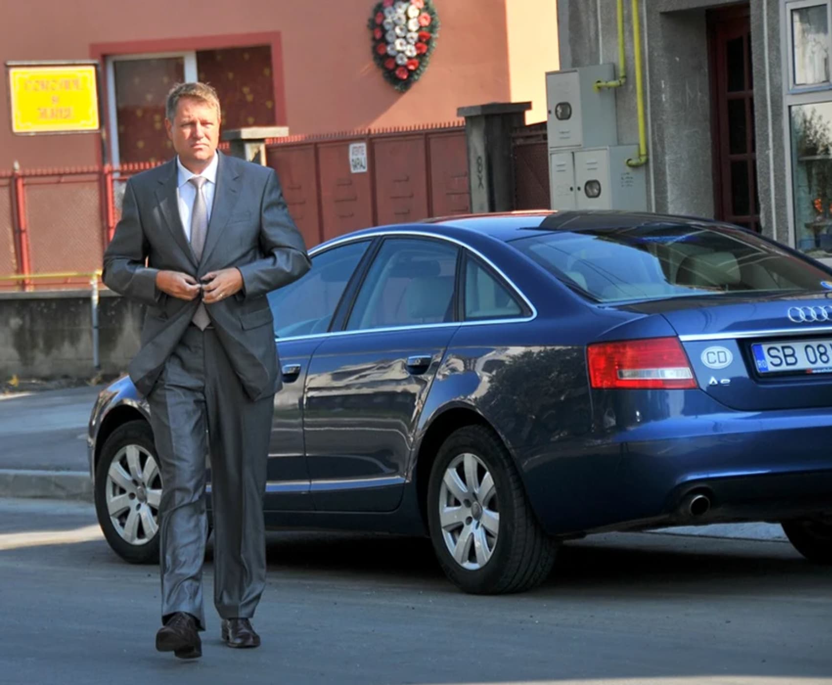 Mașina lui Klaus Iohannis, scoasă la licitație la Sibiu la preț de scuter: ”Aici se vinde o poveste, nu o limuzină veche!”