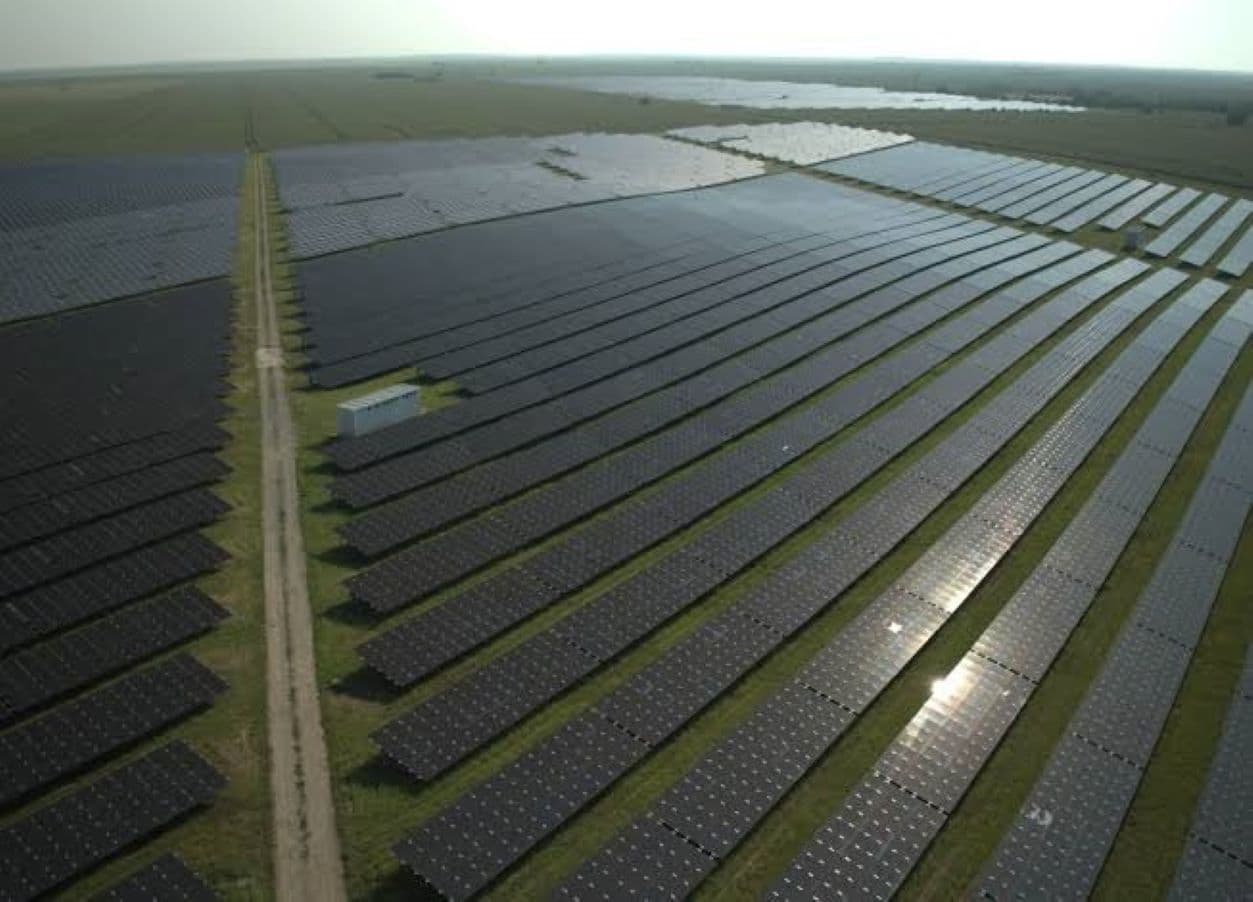 Bolojan vrea baterii obligatorii pentru noile panouri fotovoltaice: „Fără stocare, îmbolnăvim sistemul energetic”