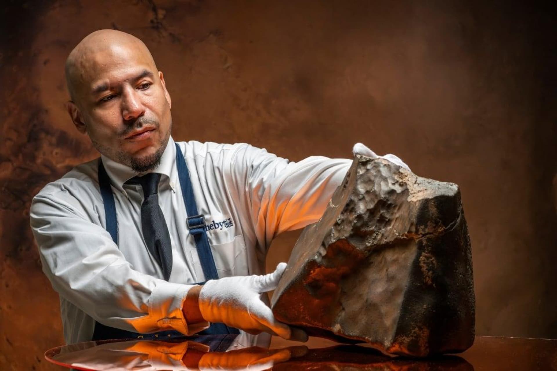 Un bolovan de pe Marte, găsit în Sahara, s-a vândut cu peste 5,3 milioane de dolari. Este cel mai scump meteorit vândut vreodată la licitație