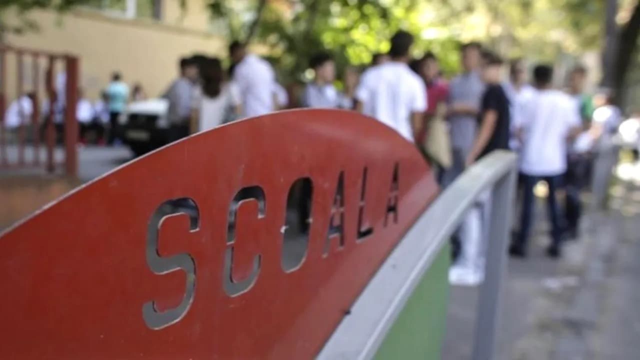 Educația în criză: Mii de profesori anunță proteste după măsurile ministrului David