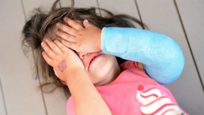 O fetiţă româncă de 5 ani, abandonată de părinţi pe străzile din Italia
