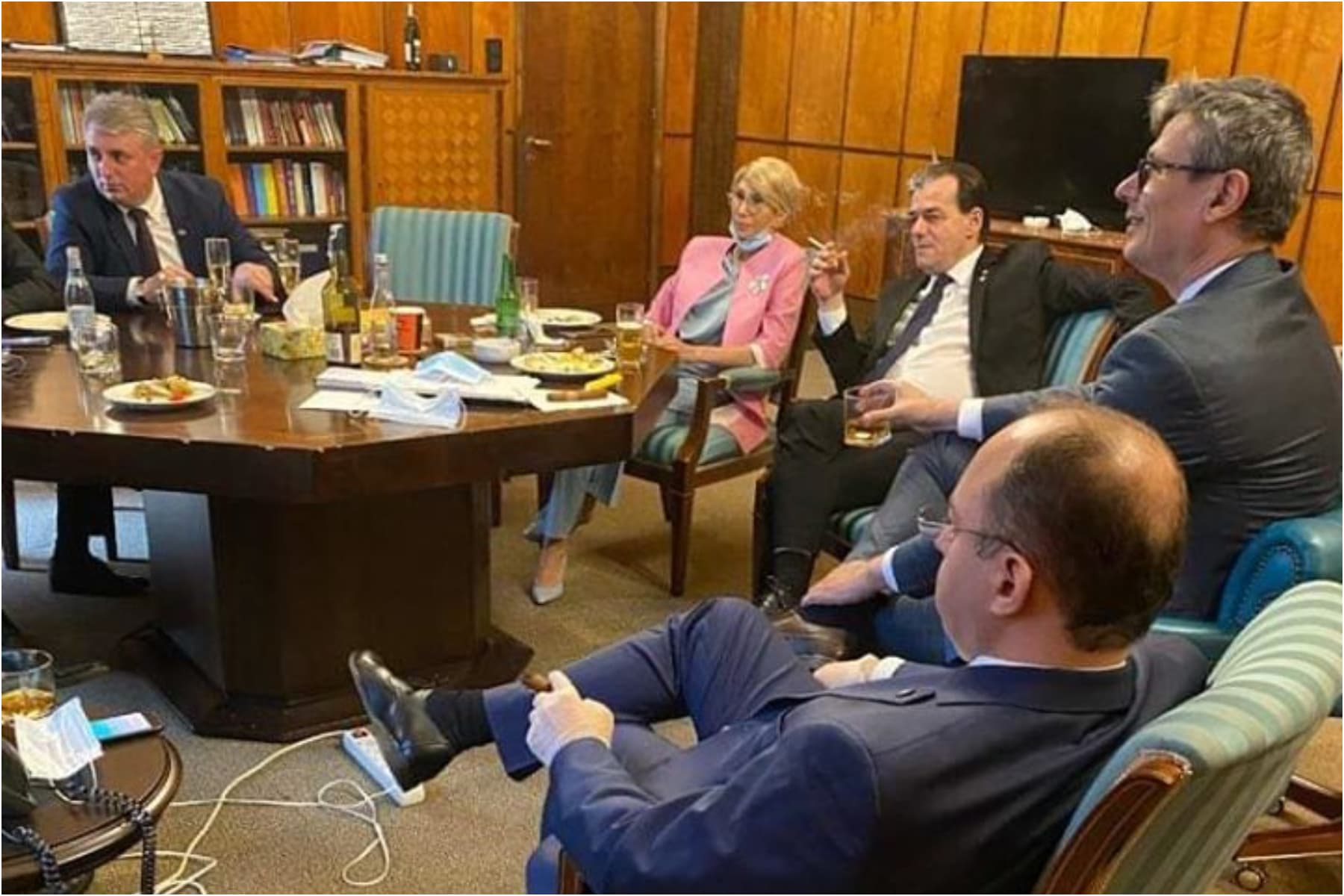 Se întâmplă din nou! Petrecere fără mască, la Parlament, de ziua lui Orban