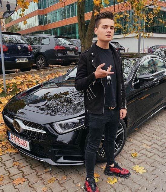 Selly implicat într-un nou accident cu bolidul de 70.000 euro. Nu are permis de un an și și-a ”bușit” mașina de două ori