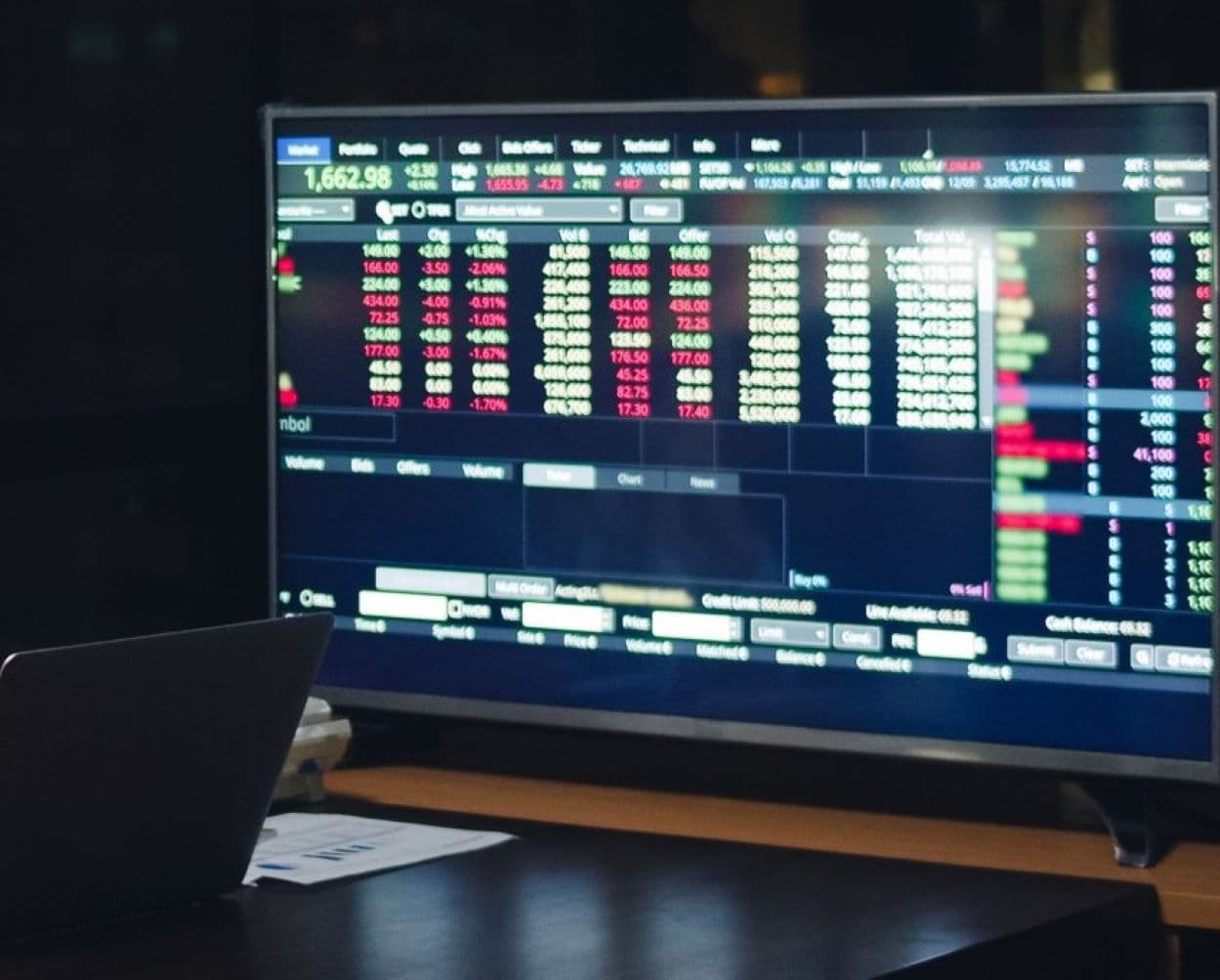 Bursa încetinește după startul spectaculos al săptămânii. BET scade marginal, iar lichiditatea rămâne redusă