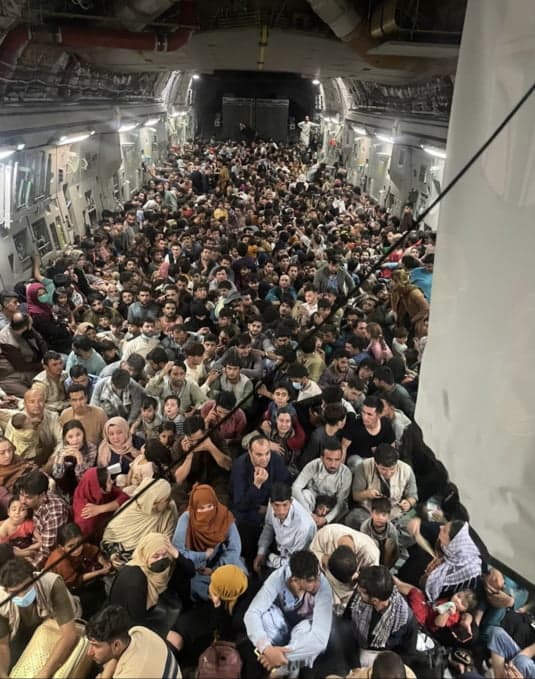 Imaginea disperării în Afganistan. Sute de oameni, înghesuiți într-un avion american