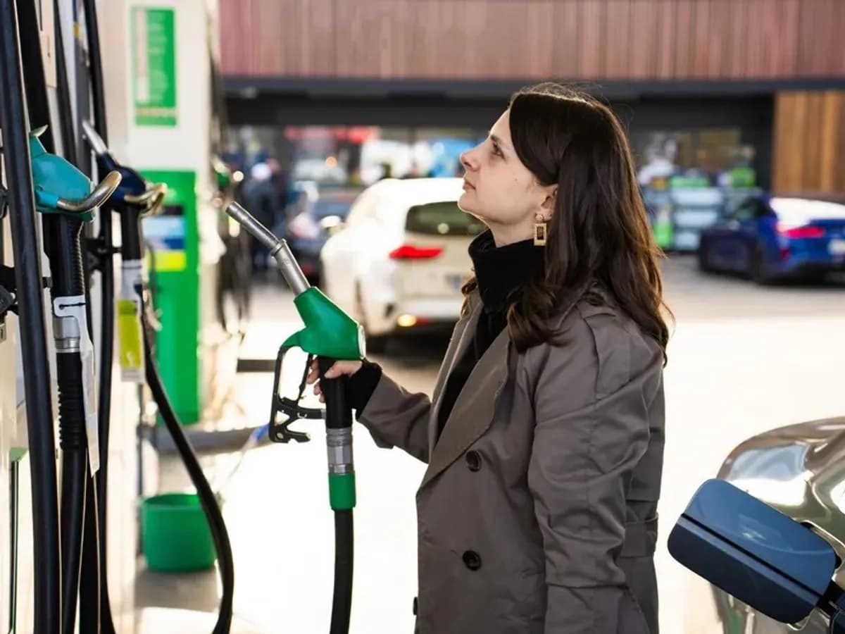Carburanții se scumpesc de la o oră la alta. Șoc la pompă: prețurile au crescut din nou la prânz