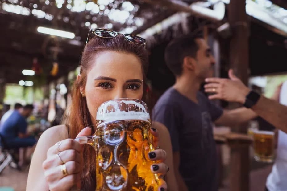 Orașele lumii unde berea este cea mai ieftină și cele în care o halbă te lasă fără cuvinte. Cât plătesc turiștii în marile destinații ale lumii