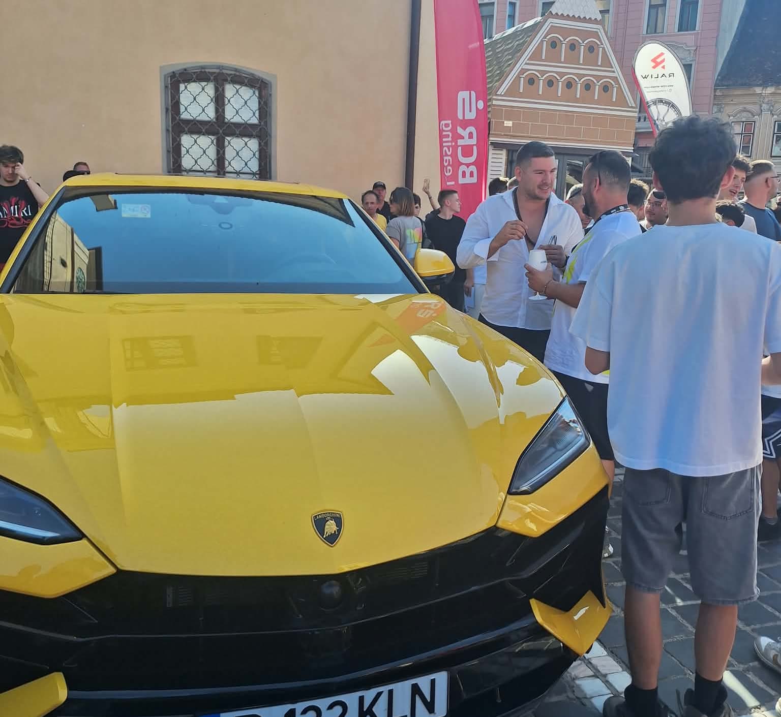 Călin Donca, „naționalistul” cu Lamborghini de 300.000 de euro, în centrul atenției la Brașov-VIDEO! Momentul de glorie, întrerupt când cineva l-a numit „evazionist!”