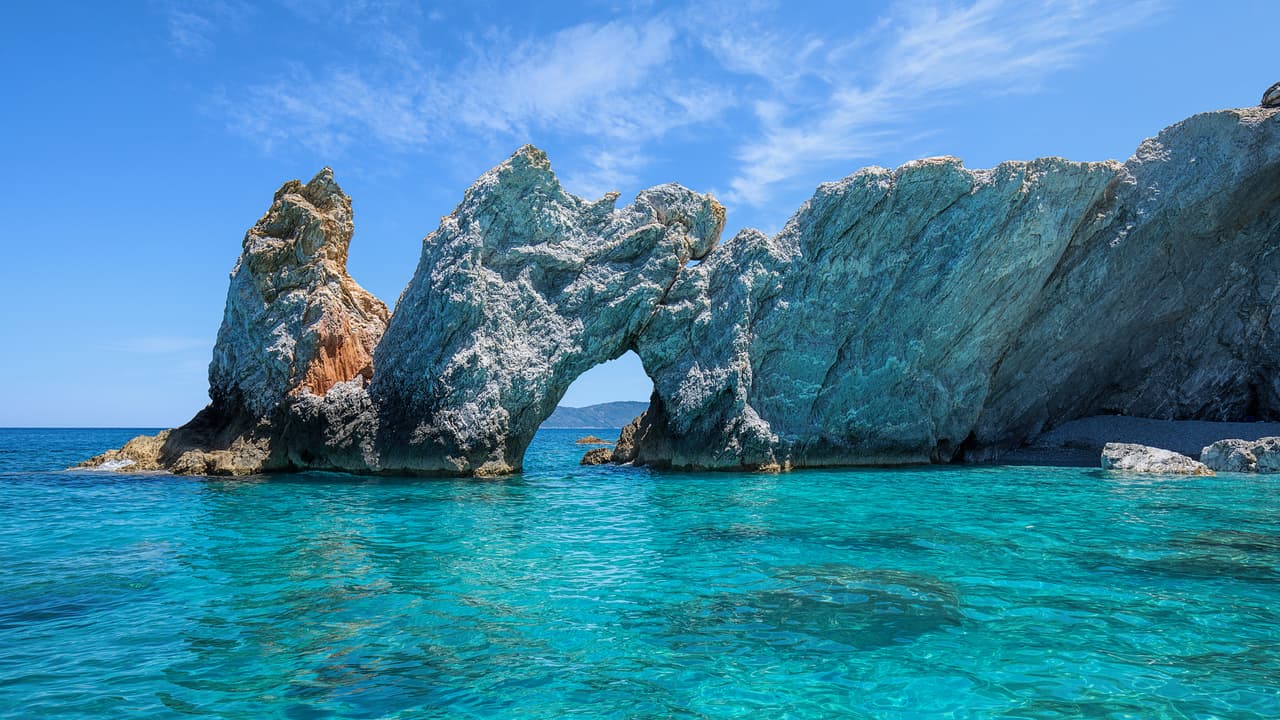 Amendă de până la 1.000 de euro pentru turiștii care iau pietricele de pe o plajă celebră din Grecia