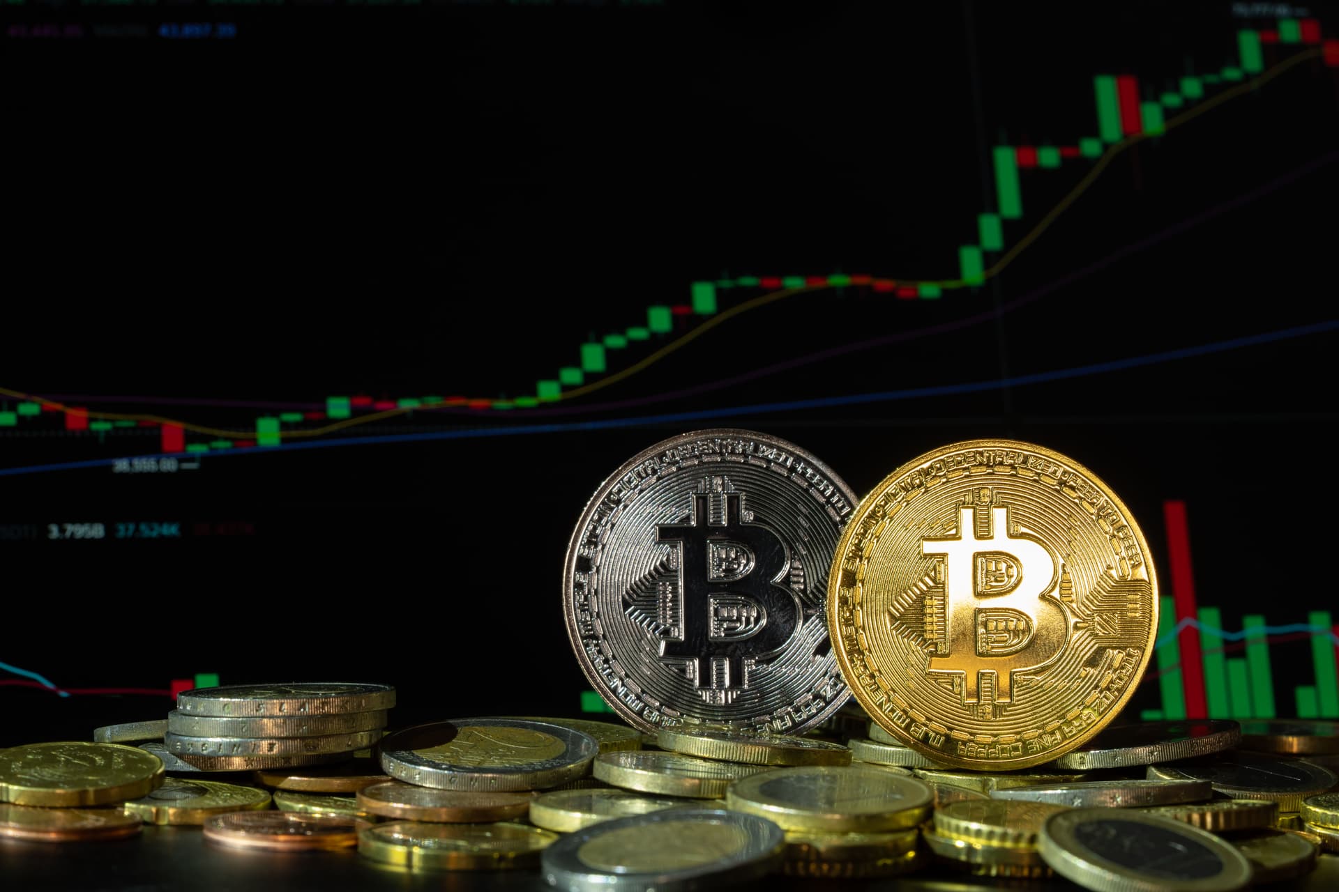 Aur vs Bitcoin: ce păstrează mai bine valoarea