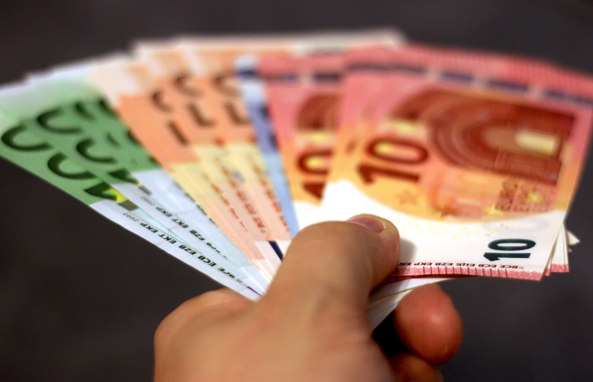 Europenii păstrează tot mai mulți bani cash pe fondul temerilor legate de război, dezastre și atacuri cibernetice