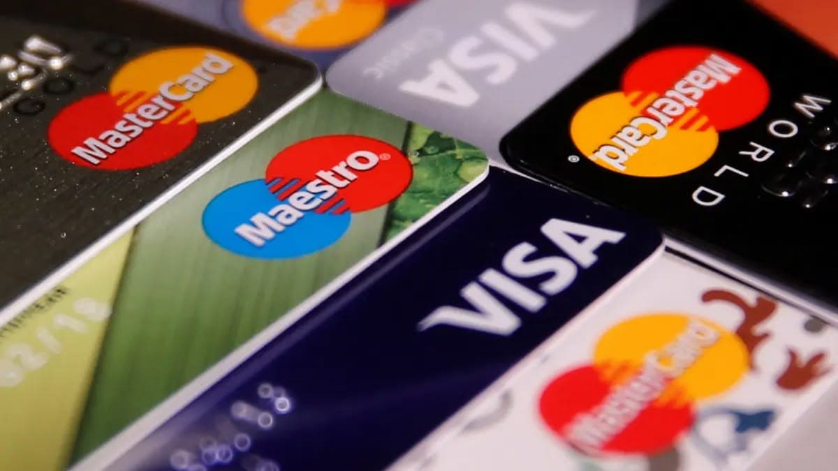 Card debit vs card credit: care este mai bun pentru tine