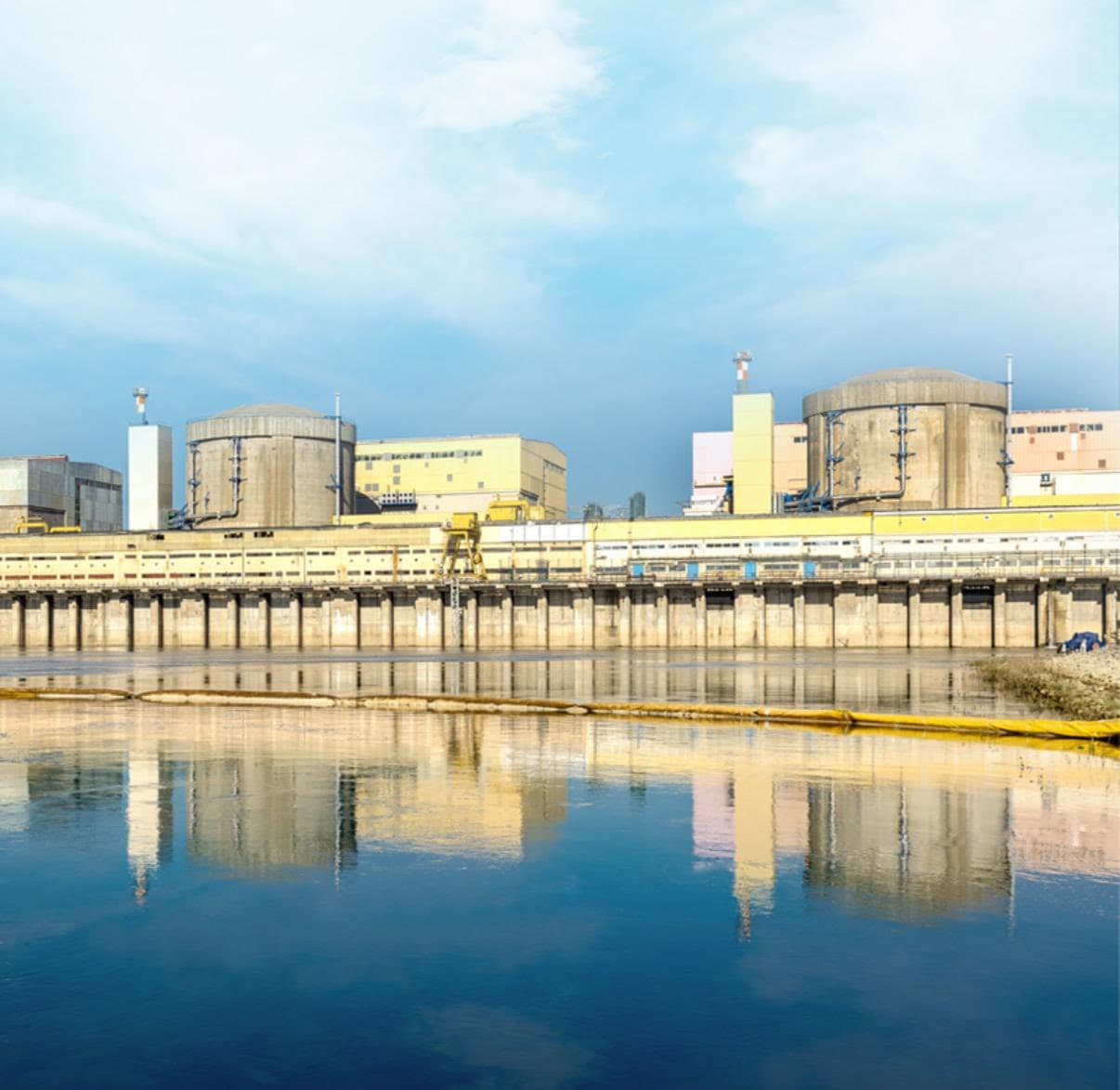 Plan de urgență pentru salvarea producției de energie de la Cernavodă. Barje, hidrobaraje și pompe pe Dunăre