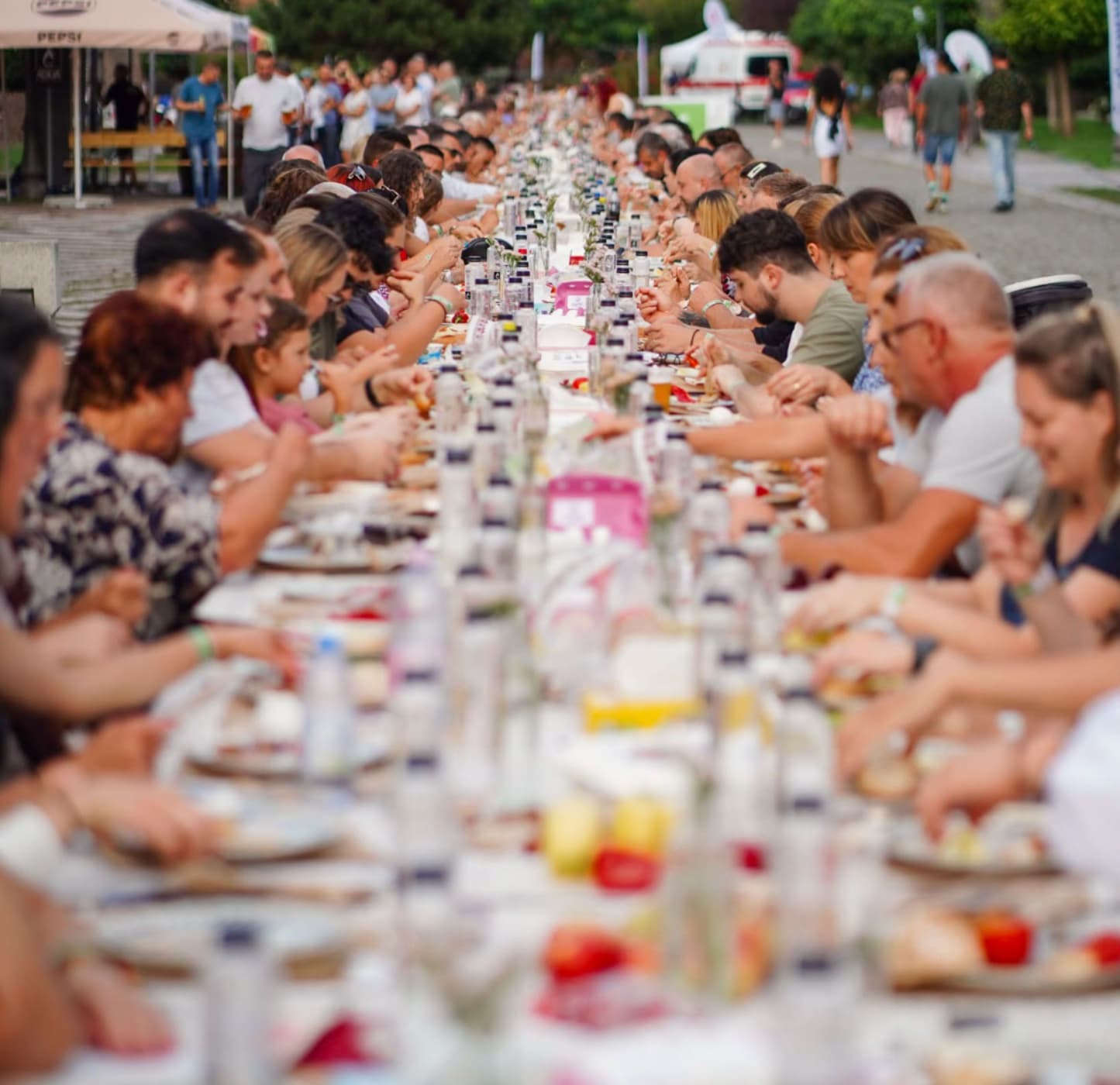 Masa de 20.000 de persoane în București. România vrea un nou record Guinness cu o masă lungă de 5,5 kilometri