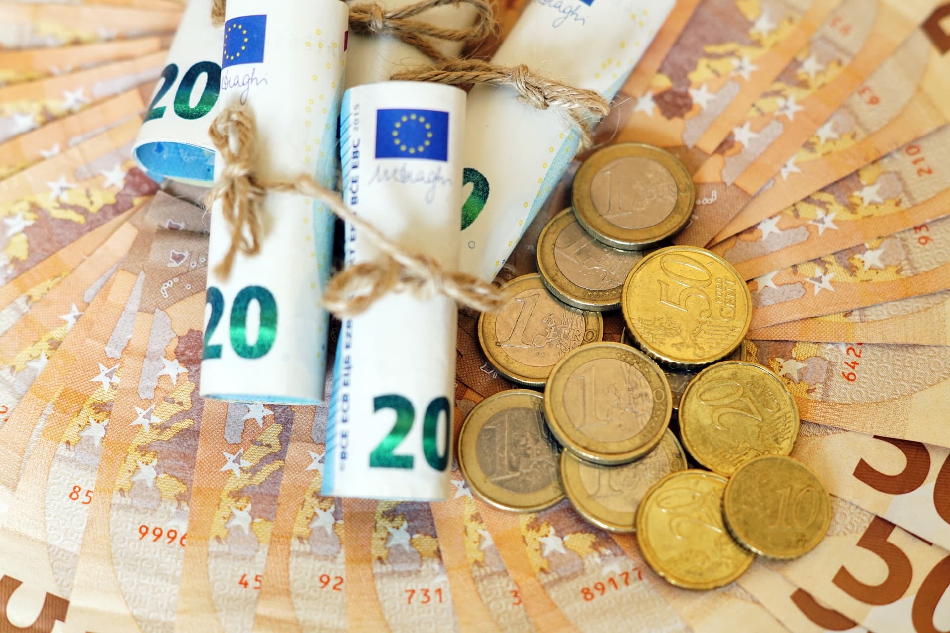 Unul din cinci români cere sfaturi financiare de la AI. Experții avertizează asupra riscurilor