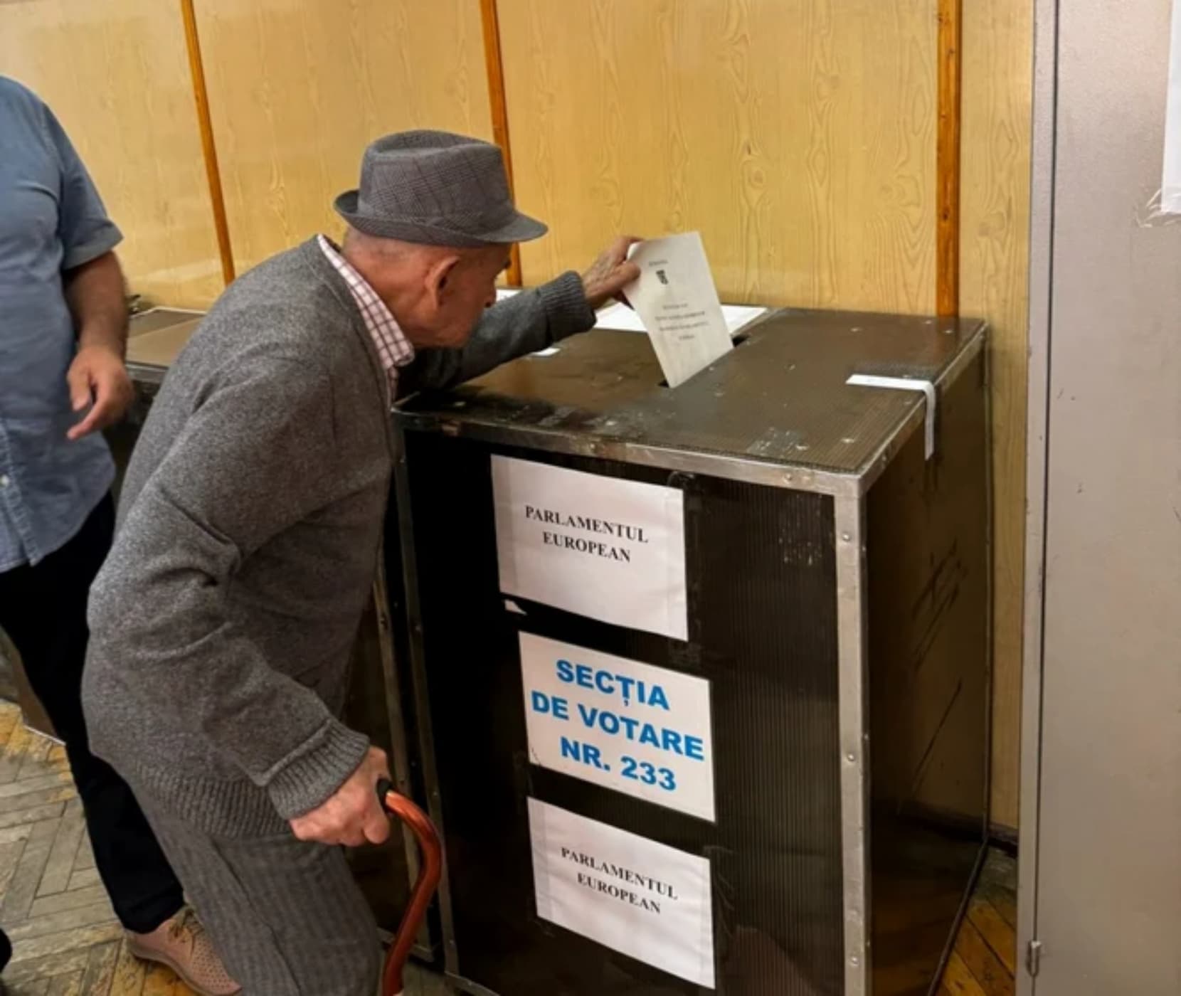 Peste 17.000 de români de peste 100 de ani apar încă în Registrul Electoral. AEP începe verificările la primării