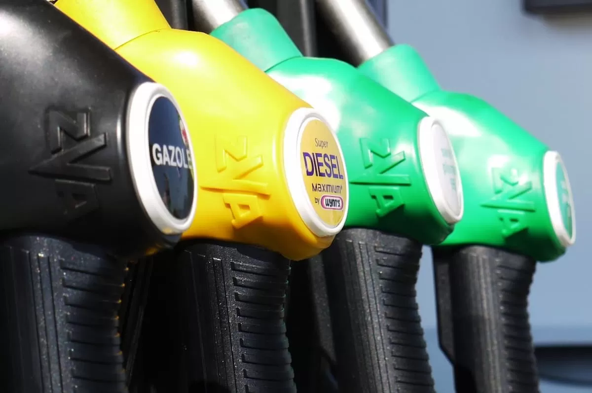 Cum se formează prețul benzinei și motorinei la pompă