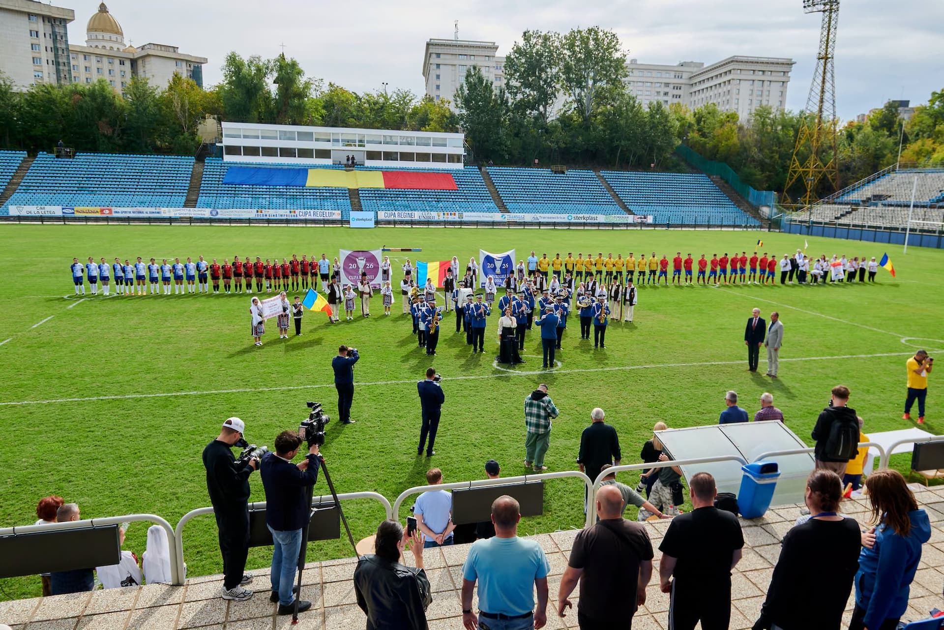 Stadionul Cotroceni, de la arena de legendă găzduiește astăzi competiții...cu limită de spectatori. Tribunele compexului rămas blocat între BNR și stat sunt șubrede și ruginite