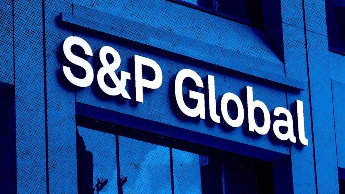 Ce se întâmplă cu banii și ratele românilor dacă S&P retrogradează România la „junk”