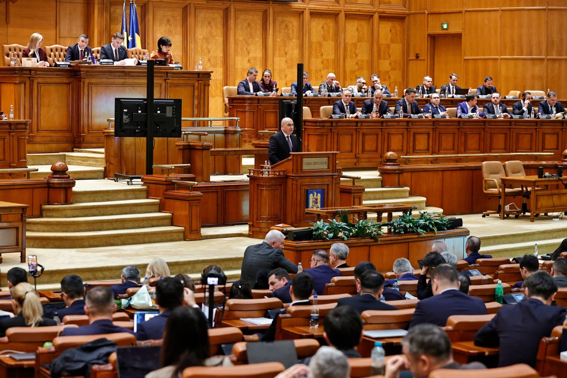 Parlamentul a „trântit” Guvernul Mureșan. PNL, USR și UDMR au obținut doar 182 de voturi din 233 necesare
