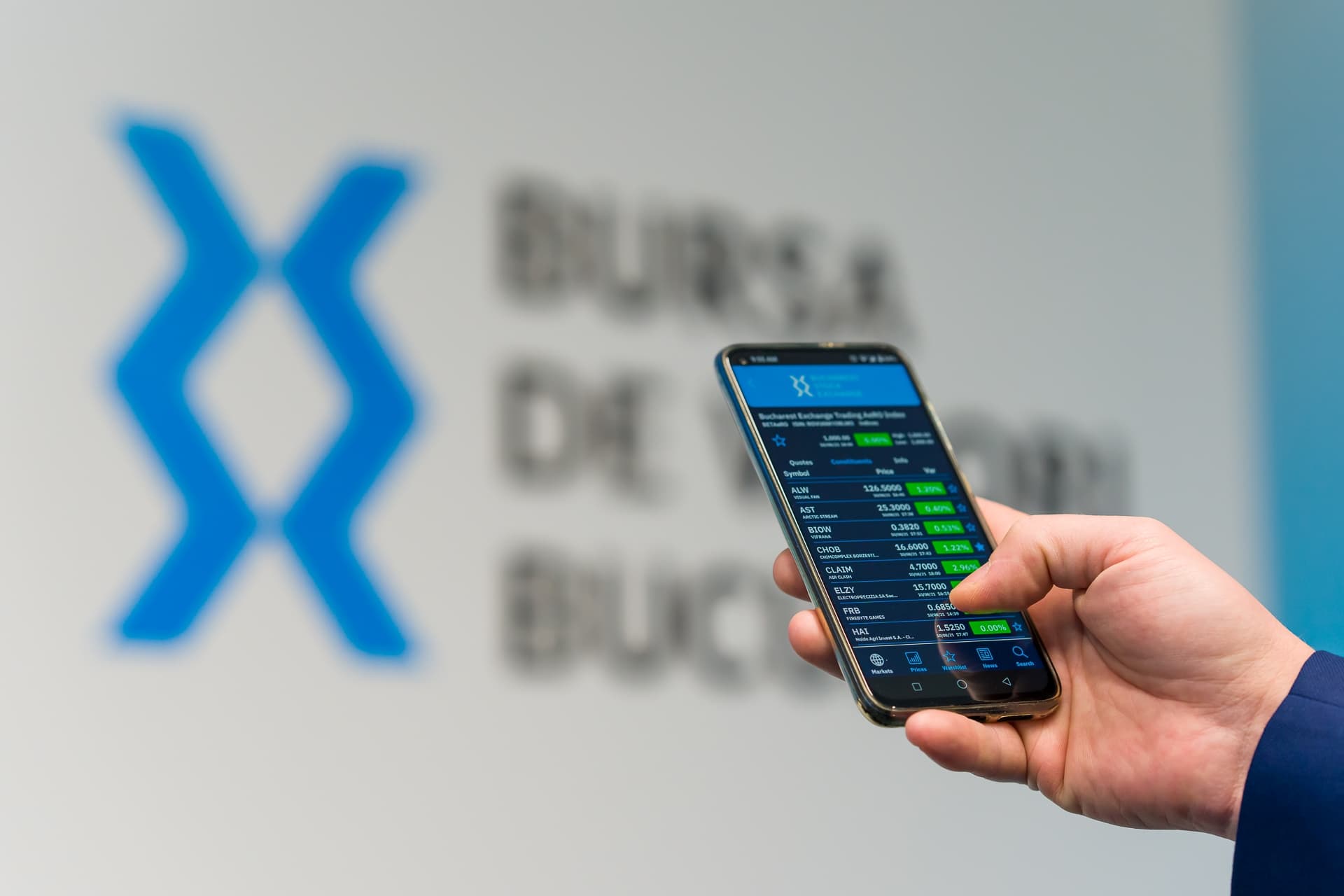 Bursa a reacționat surprinzător după respingerea Guvernului Mureșan. BET a urcat 2%, dar a închis ziua cu doar 0,86%