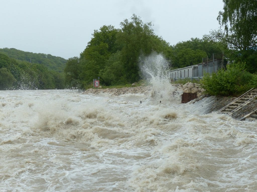 Un oraș din România se află sub ape. Alertă de inundații