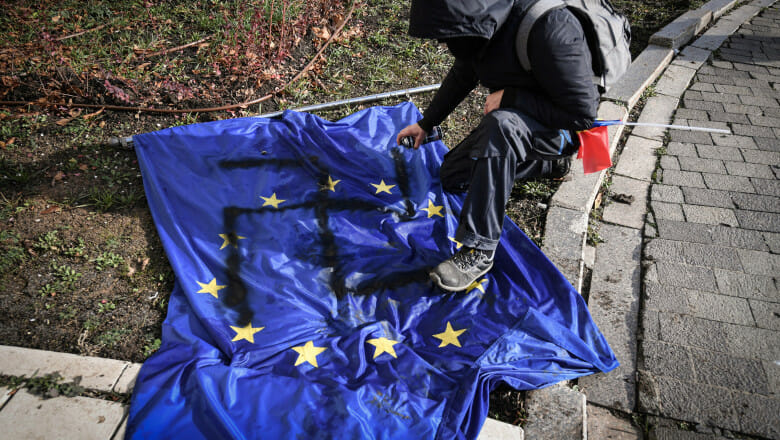 Protest AUR! A desenat o svastică pe steagul UE. Acum ajunge la Parchet