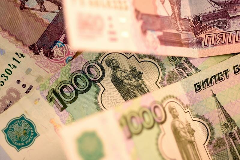 Rubla rusească valorează mai puțin decât un cent american. Pe cine dă vine Kremlinul