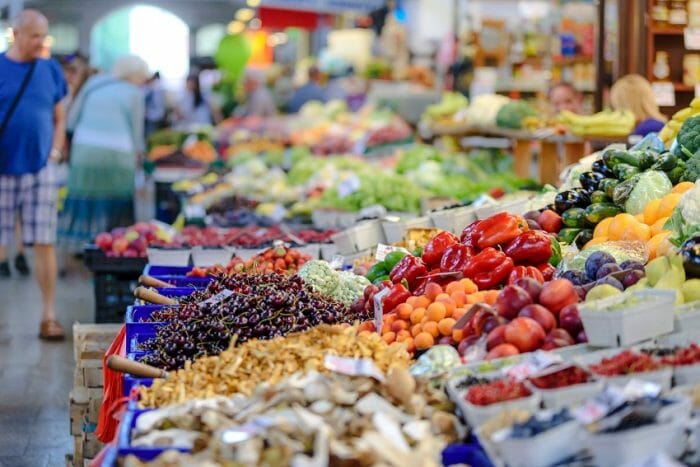 Noi reguli în piețe. Comercianții nu vor mai putea vinde roșii turcești ca produse românești