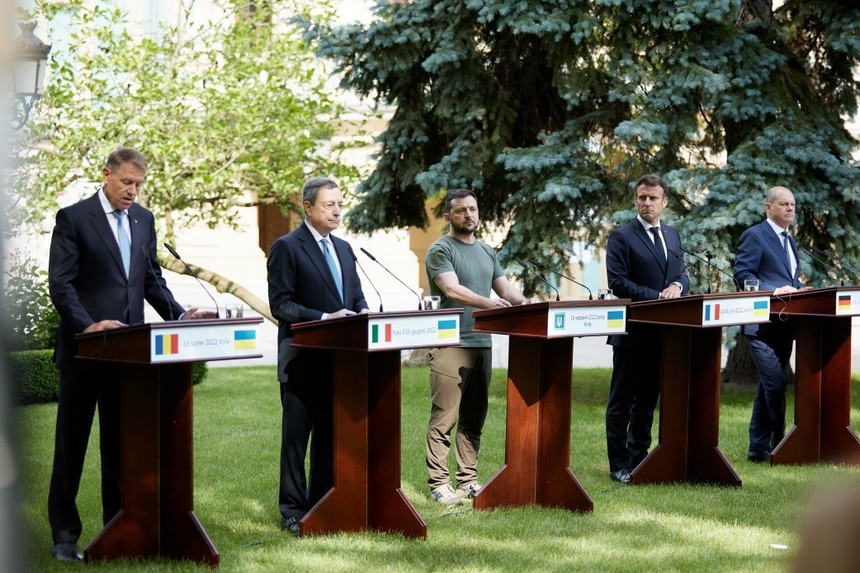 Sfaturi vestimentare înainte de summitul din Ucraina: „Purtaţi costum, nu verde ca Zelenski”