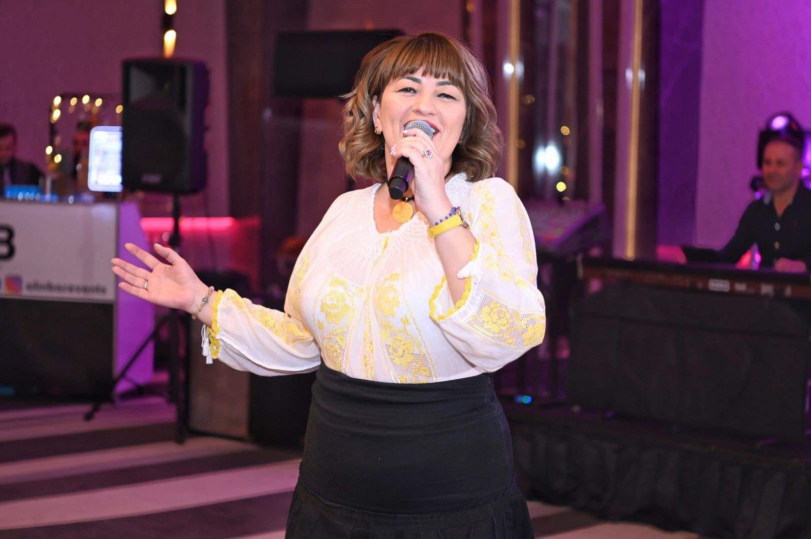 O cântăreață româncă escrocată cu 10.500 de dolari! Păcălită că va obține o presupusă moștenire de milioane în Filipine. A ajuns și la Manila!