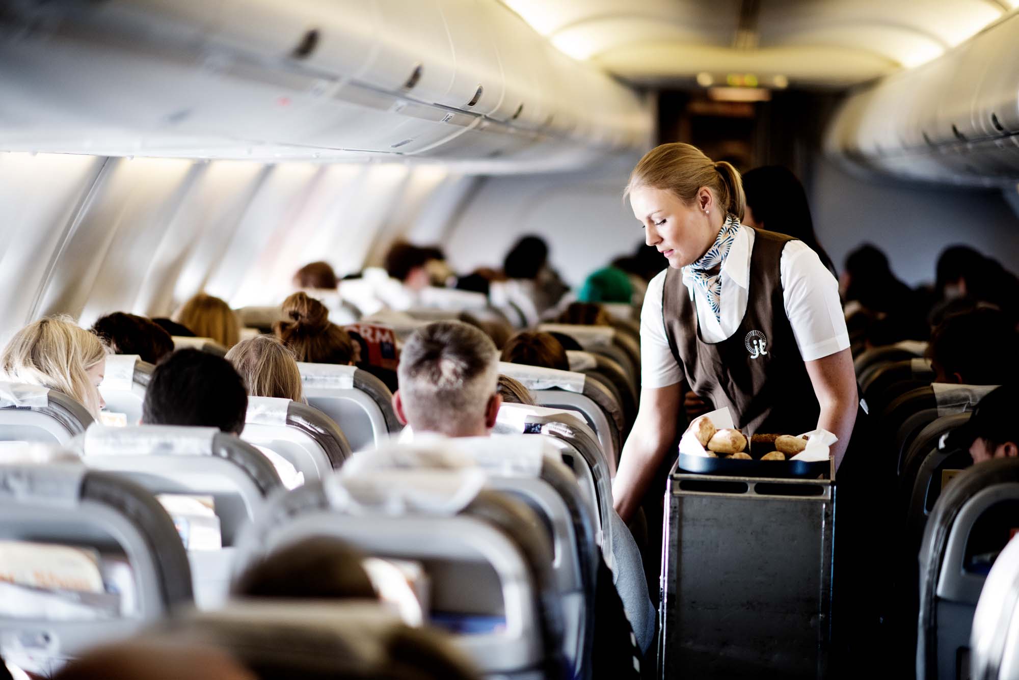 Ce salariu are o stewardesă în 2024. Cât ajunge să câștige pe lună
