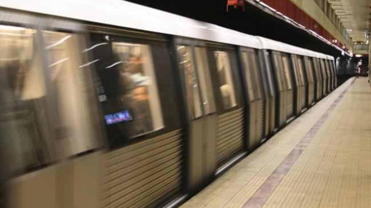 Incident la metrou. Un călător a căzut pe șine în stația Aviatorilor