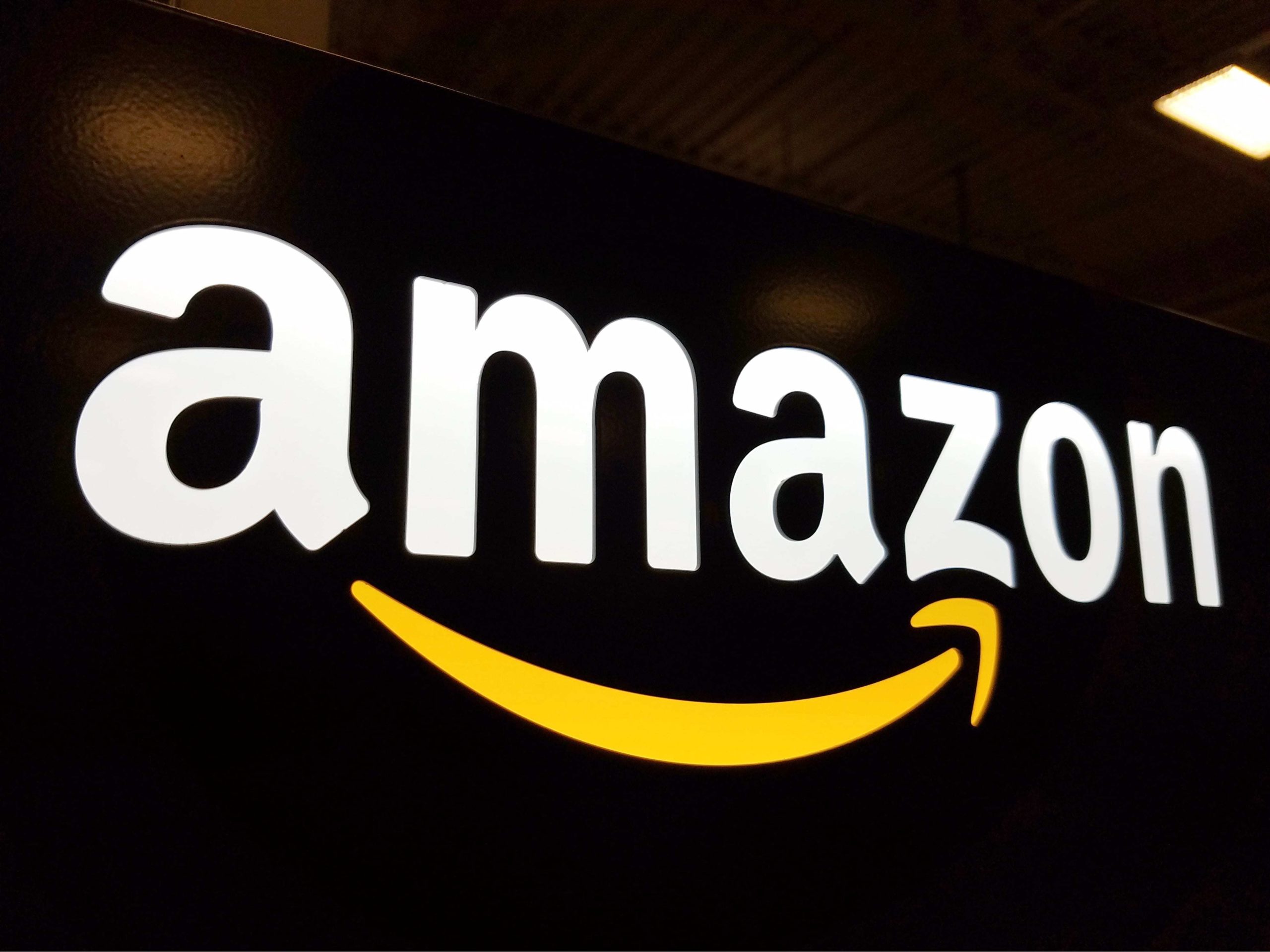 SUA au dat în judecată Amazon. Retailerul este acuzat că a furat bani de la consumatori