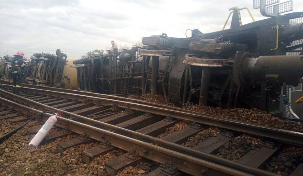Tren deraiat la Arad. Două vagoane-cisternă cu carburanţi s-au răsturnat
