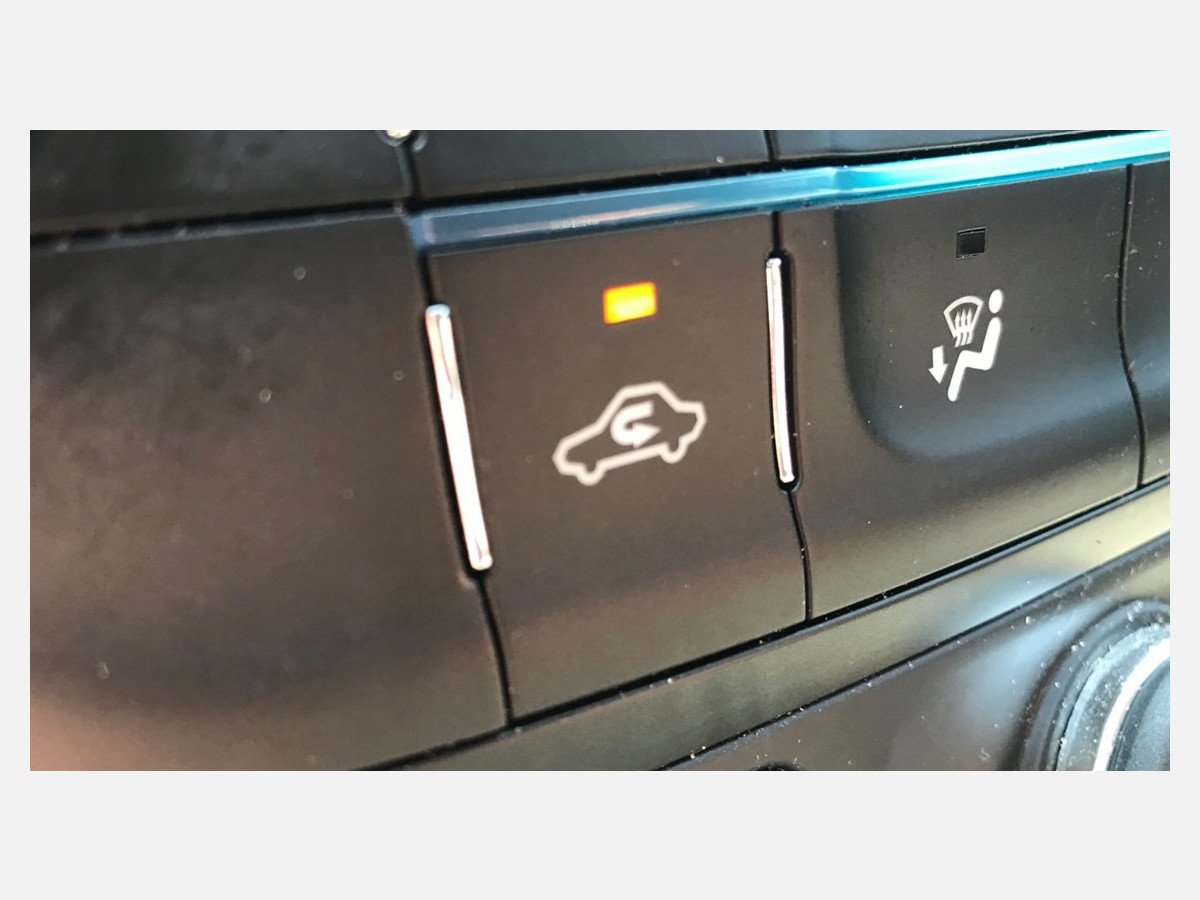 Ce face butonul de recirculare a aerului din mașină. Când e bine să îl folosești