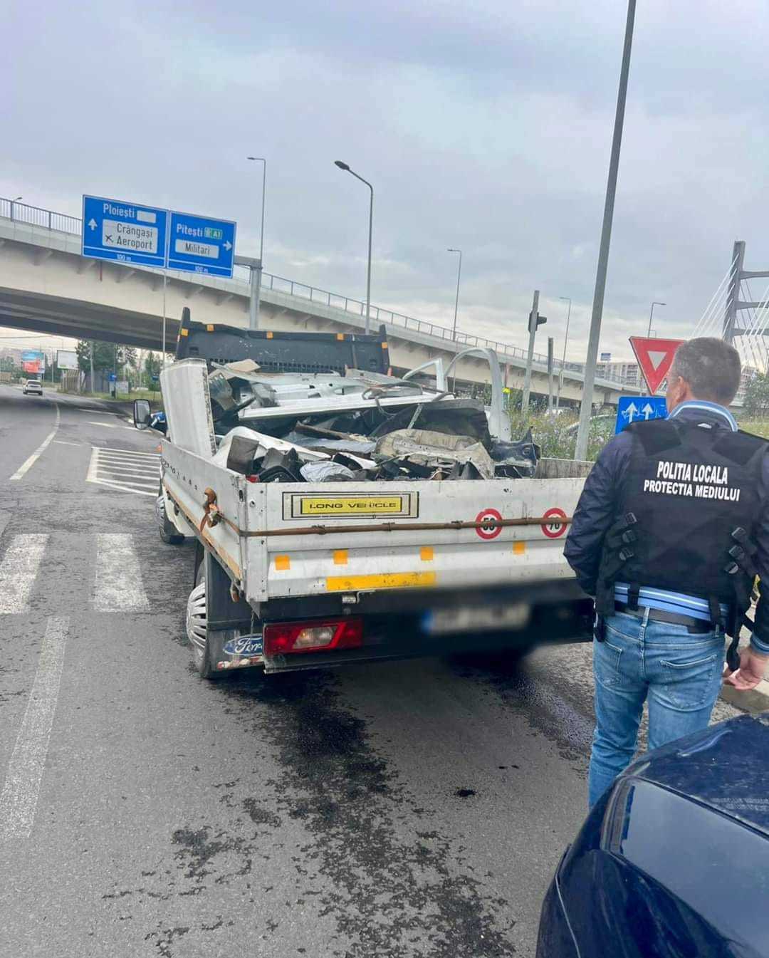 Bărbat din Giurgiu care transporta deşeuri provenite din dezmembrarea maşinilor, amendat / A fost prins în apropiere de Podul Ciurel – FOTO