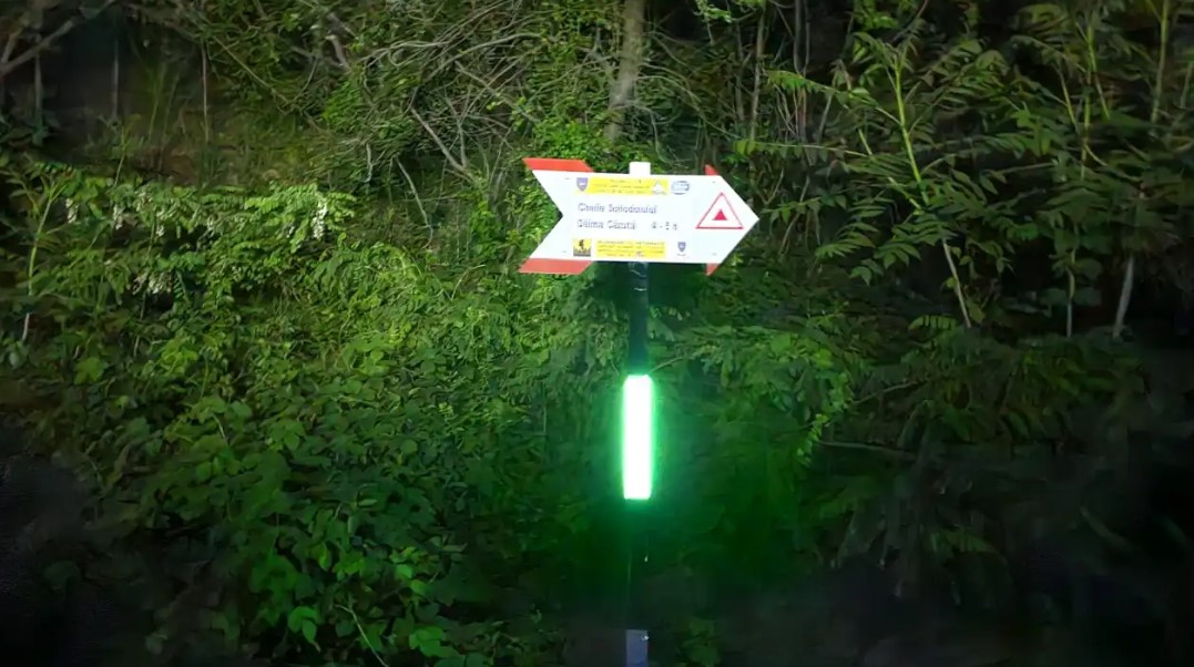 Premieră în munţii României. Marcaje turistice cu vopsea fotoluminescentă, realizate de salvamontişti
