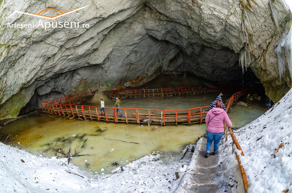 Idei de vacanță fără caniculă. Peștera din România unde poți găsi un ghețar chiar și vara