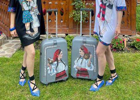 Opincile tradiționale, moda anului! Gemenele Suzana și Daciana Vlad îmbină folclorul cu o afacere folclorică de succes