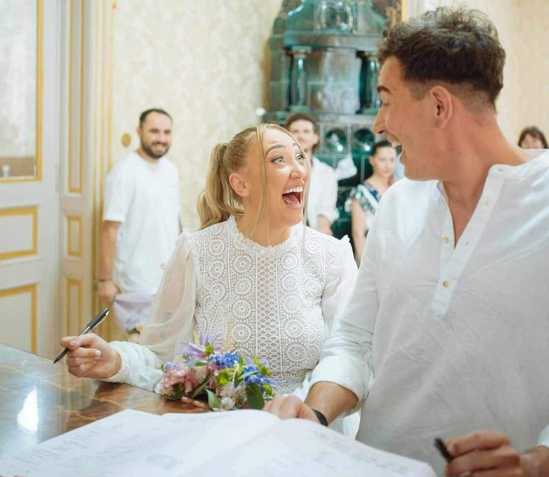 Ilona Brezoianu s-a măritat în fustă scurtă și teneși