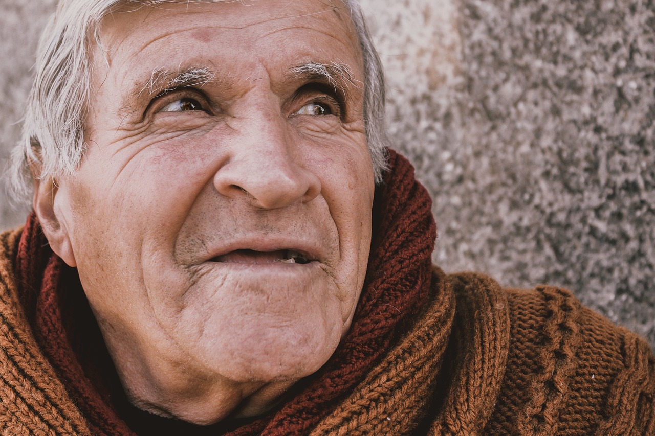 Cum pot primi îngrijiri medicale la domiciliu pacienții vârstnici din România